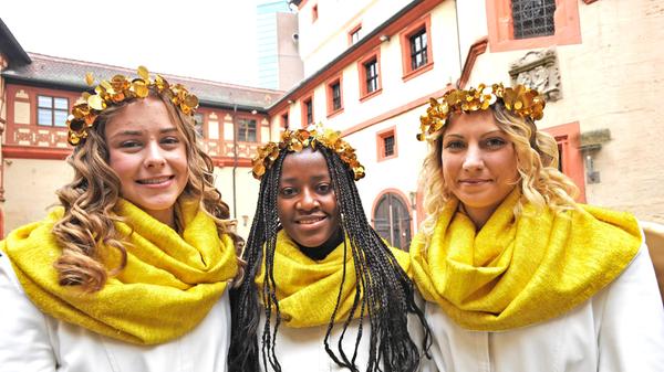 Hannah Stöhr, Grace Matandika und Leonie Müller (von links) freuten sich: Sie waren Forchheims Weihnachtsengel 2021. Im Jahr zuvor pausierte man wegen der Corona-Pandemie mit der Engel-Tradition.