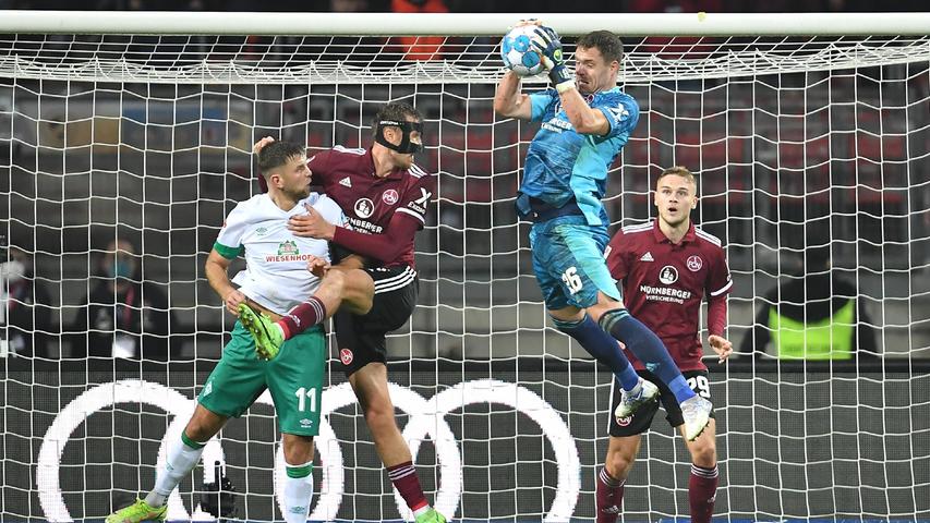 Werder kommt auch in Hälfte zwei agil aus der Kabine - und rennt an. 