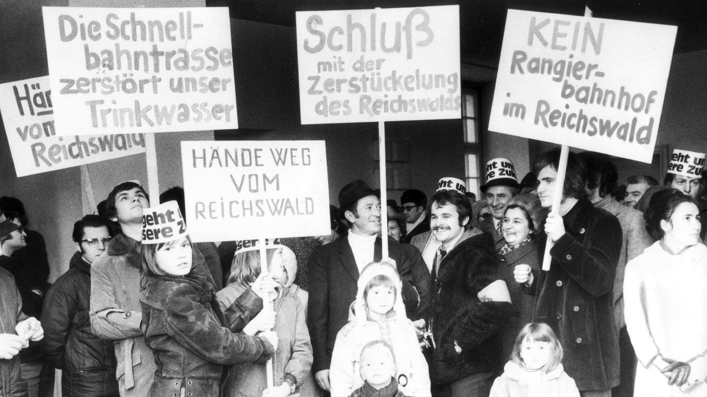 Mit rund 300 Autos waren im Januar 1973 die Bürgerkomitees aus Wendelstein, Röthenbach/St.W., Großschwarzenlohe, Leerstetten und Schwand bei der Bezirksregierung in Ansbach vorgefahren, um gegen die Pläne der Bahn zu protestieren, im Reichswald einen neuen Rangierbahnhof zu bauen. Mit unter den Demonstranten war auch der damals 17-jährige Abiturient Herbert Eckstein, heute Landrat in Roth und der dienstälteste Landrat in Bayern.   