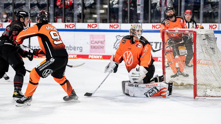 Treffer: Dennis Lobach markiert das 2:0 für die Ice Tigers gegen Wolfsburg.