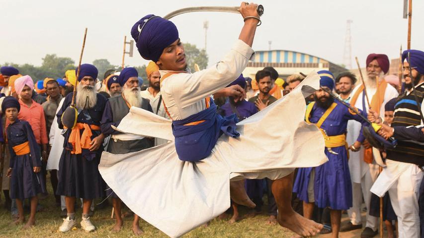 Am Freitag, 5. November, feiern die Hindus Diwali, das Lichterfest. Hier in Amritsar demonstriert ein Nihang-/Sikh-Krieger eine Sequenzen aus Gatka, einer alten Form von Kampfkunst. Diwali dauert in Indien mehrere Tage. 