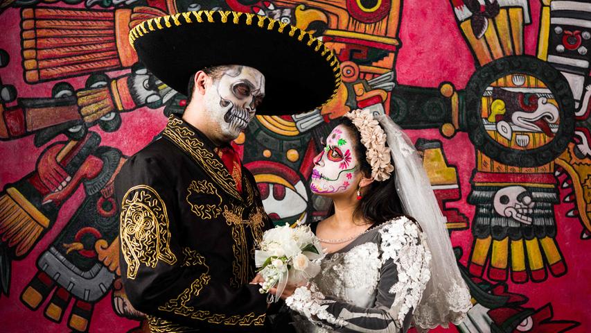 Am Dienstag, 2. November, feiert Mexiko den Dia de los muertos, den Tag der Toten. Das ist einer der wichtigsten Feiertage des Landes und wird alljährlich farbenfroh und groß begangen. An diesem Tag gedenken die Lebenden ihrer Verstorbenen, es wird in den Straßen gefeiert, die Gräber werden extra schön geschmückt. 