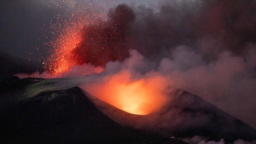 Auf der Kanareninsel La Palma kommt der Vulkan Cumbre Vieja nicht zur Ruhe. Seit mehr als sechs Wochen spukt er Asche und Rauch. Immer wieder kommt es zu Erdbeben, Feuerfontänen und Ascheregen. 2500 Gebäude hat der Vulkan inzwischen zerstört, giftige Gase verunreinigen zudem die Atmosphäre. Dieses gefährliche Naturspektakel lockt außerdem mehr Touristen auf die Insel. 