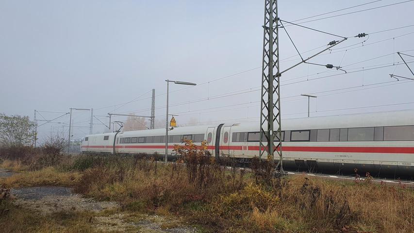 Die Züge, die die Strecke eigentlich hätten passieren sollen, werden seit circa 9 Uhr an den Bahnhöfen Regensburg und Nürnberg zurückgehalten.