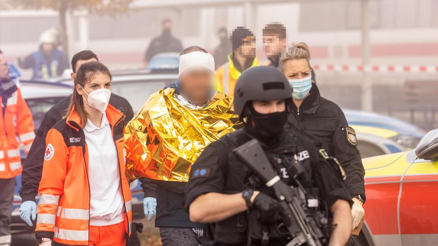 In einem ICE auf dem Weg von Regensburg nach Nürnberg hat ein 27-jähriger Syrer auf Fahrgäste mit einem Messer eingestochen. Es gab drei Schwerverletzte.