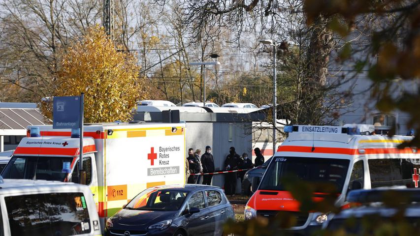 Der ICE stoppte daraufhin bei Seubersdorf im Landkreis Neumarkt. Polizei und Rettungskräfte sind derzeit vor Ort, eine akute Gefahr besteht nicht mehr, der Angreifer wurde gefasst. 