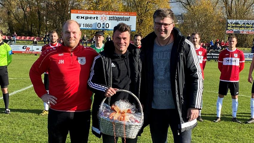40. Geburtstag des Trainers: Vor dem Spiel gratulierten die Weißenburger Spartenleiter Jonas Herter (links) und Roland Mayer (rechts) dem Jubilar Markus Vierke (Mitte). . .