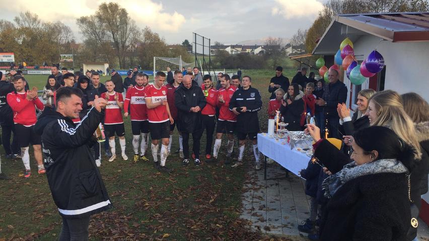 . . . nach dem Match feierten die Mannschaft und die Partnerinnen der Spieler den Weißenburger Coach.