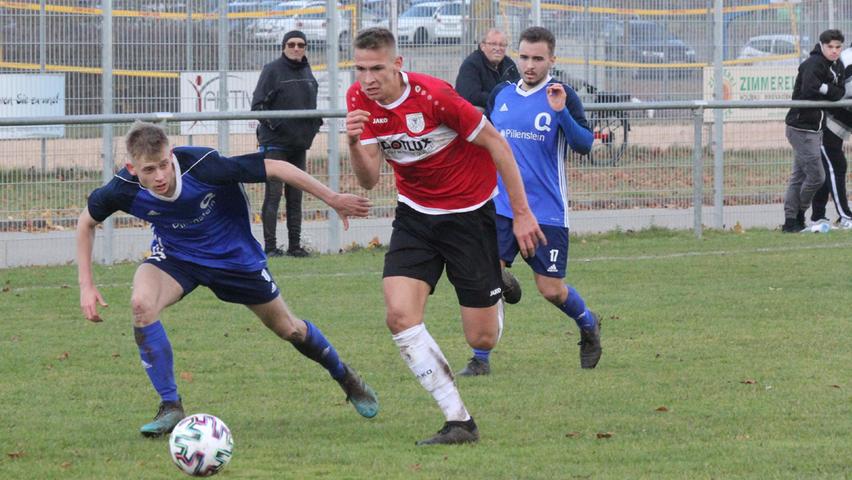 Der TSV 1860 Weißenburg (rechts der starke Daniel Hofrichter) setzte sich in einem kampfbetonten Landesliga-Spiel mit 2:1 gegen die Gäste von der SG Quelle Fürth durch.