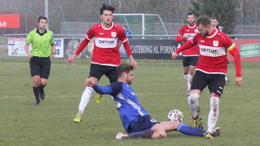 Der TSV 1860 Weißenburg (in Rot) setzte sich in einem kampfbetonten Landesliga-Spiel mit 2:1 gegen die Gäste von der SG Quelle Fürth durch.