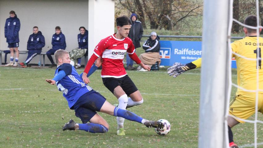 Der TSV 1860 Weißenburg (in Rot) setzte sich in einem kampfbetonten Landesliga-Spiel mit 2:1 gegen die Gäste von der SG Quelle Fürth durch.