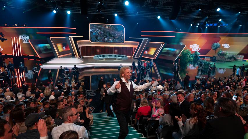Er ist zurück auf der berühmtesten Couch im deutschen TV: Moderator Thomas Gottschalk hat in Nürnberg ein mit Spannung erwartetes "Wetten dass..?"-Comeback gefeiert.