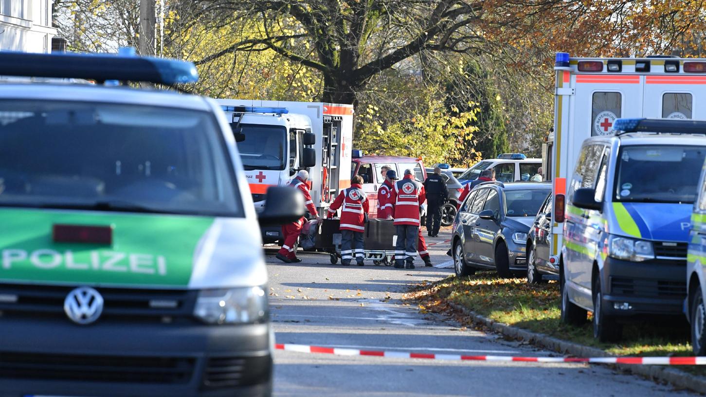 Rund ein Jahr nach der blutigen Messerattacke auf Reisende in einem ICE bei Seubersdorf, startet am Freitag der Prozess gegen den mutmaßlichen Täter. 