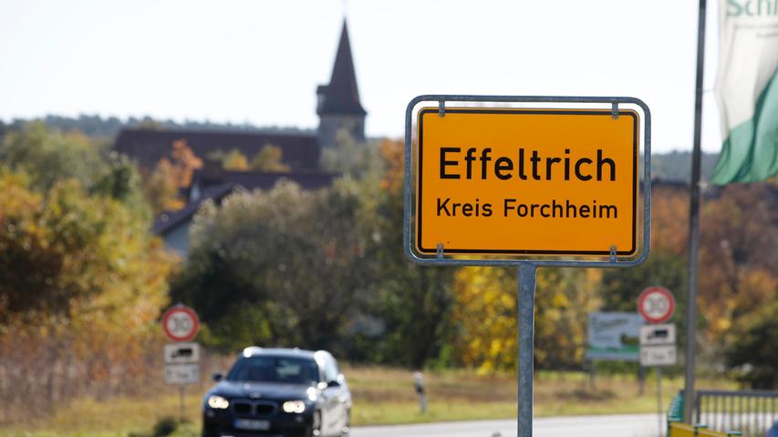 Effeltrich  , am 24.10.2021
Ressort: Lokales Foto: Stefan Hippel 
Ortsmitte, Ortsbilder und Ortsschild, Ortsansichten, 