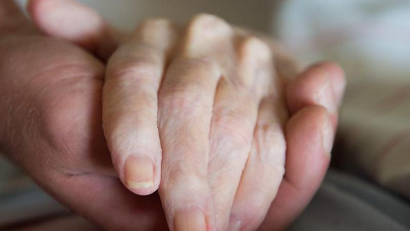 Es wird davon ausgegangen, dass bis zu 950 Menschen pro Jahr Sterbehilfe beantragen könnten Es wird davon ausgegangen, dass bis zu 950 Menschen pro Jahr Sterbehilfe beantragen könnten