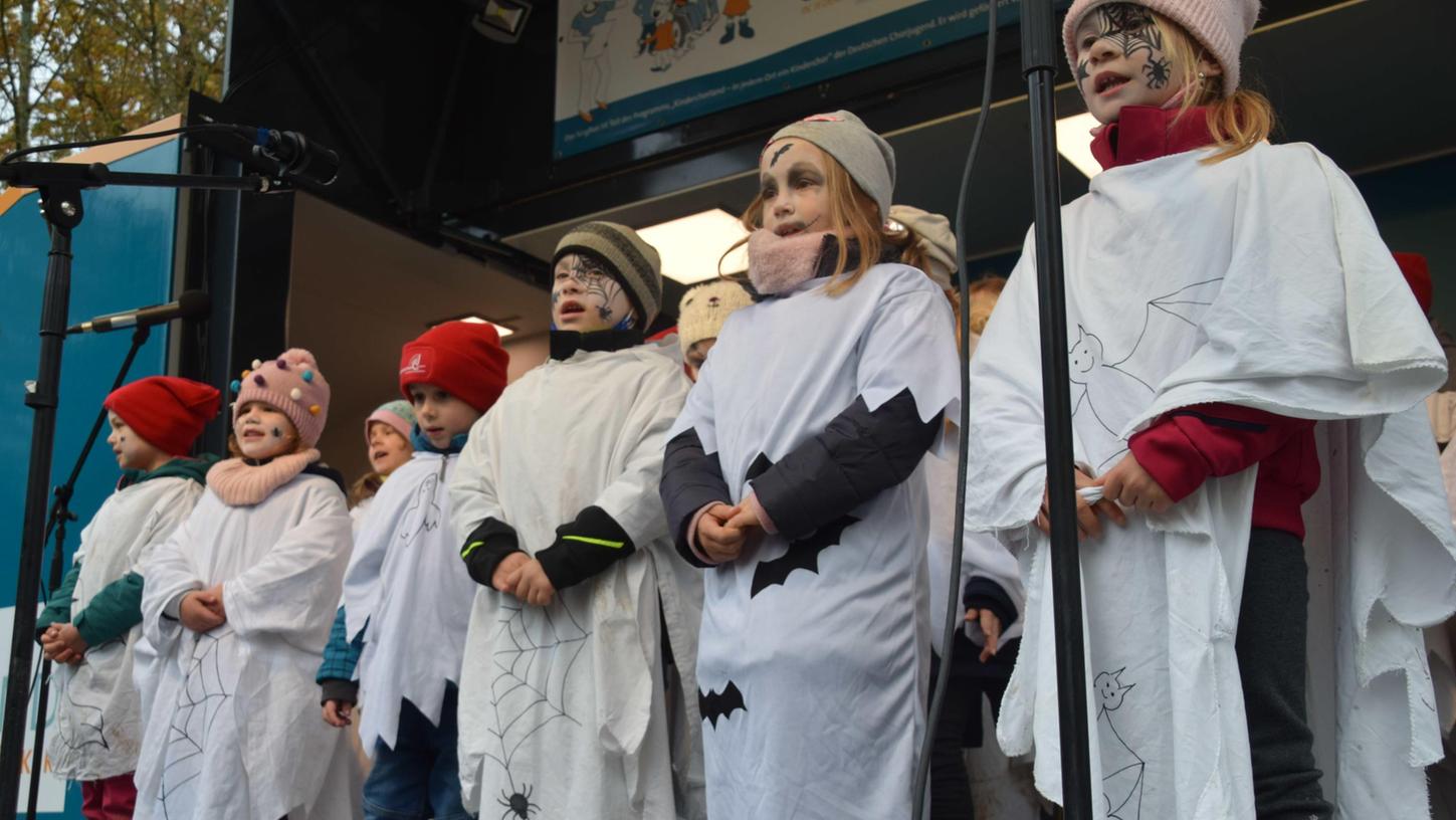 Das Foto zeigt den Kinderchor „Die Poppendorfer Poppsternla“ als Geister verkleidet bei ihrem Auftritt beim 8. Kinder- und Jugendchorfestival. Poppendorf hat sich dabei den dritten Platz gesichert.   