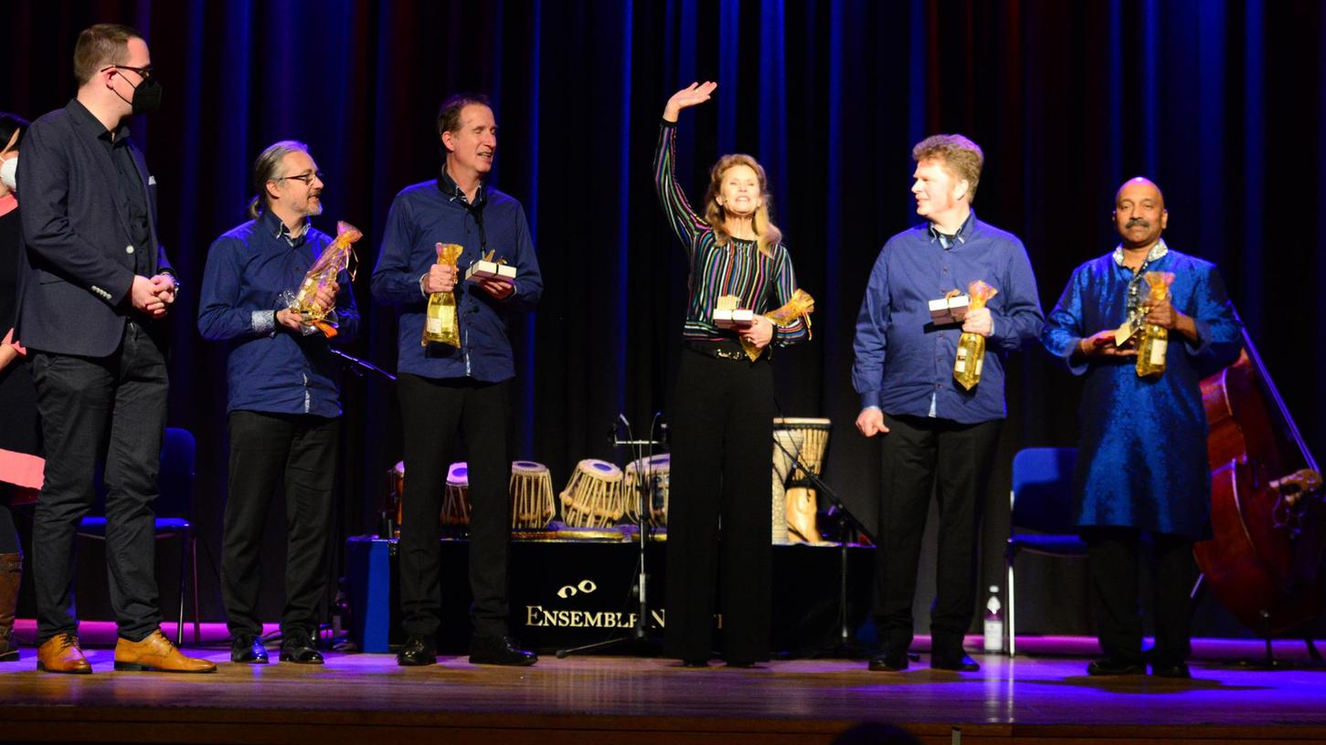 Leslie Malton und die Klezmer-Gruppe „Ensemble Noisten“ verabschieden sich nach der Lesung im Markgrafensaal vom Schwabacher Publikum.  