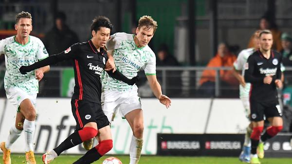 In den ersten 20 Minuten tasten sich die Eintracht und das Kleeblatt ab. Wirklich torgefährlich ist es bis dato noch nicht geworden. Hoffnungszeichen für Fürth – vor allem mit Blick auf einen oder drei Punkte an diesem Abend – ist, dass die Gäste mit dem Adler auf der Brust keineswegs übermächtig erscheinen.