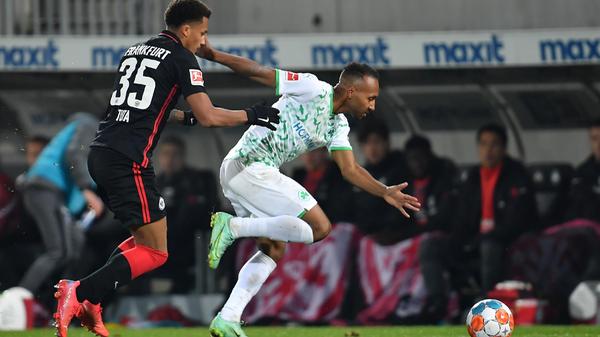 Torlos in die Pause: Ein Remis, dass Fürth gefallen dürfte, denn in den ersten 45 Minuten ist das Kleeblatt nach einem anfänglichen Abtasten die stärkere Mannschaft. Die Leitl-Elf hat sich die ein oder andere Möglichkeit erspielt und vor allem die Eintracht durchaus unter Druck gesetzt.