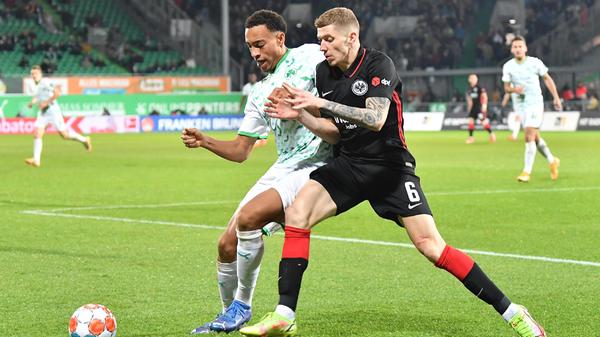 Und das Kleeblatt macht nach der Pause genau da weiter, wo sie davor aufgehört haben. Nur bleibt es beim alten Problem, die Fürther verwandeln ihre Chancen nicht. Im weiteren Verlauf taut dann auch die Eintracht langsam auf und erarbeitet sich mehr Möglichkeiten. Noch steht es weiterhin 0:0.
