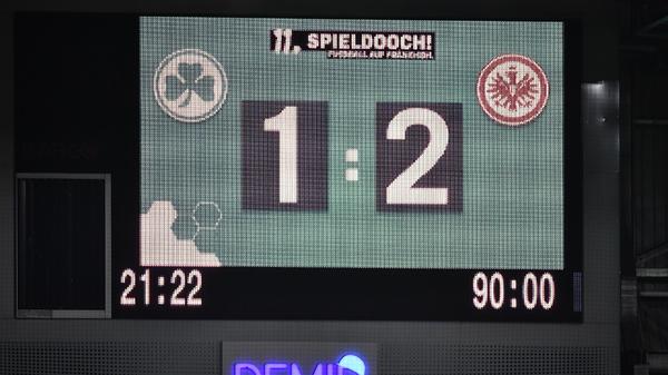 ...doch nicht das Kleeblatt, sondern die Eintracht jubelt am Ende. In der vierten Minute der Nachspielzeit ist Rafael Santos Borré zur Stelle und drückt die Kugel ins Fürther Tor. 1:2 aus Kleeblatt-Sicht.