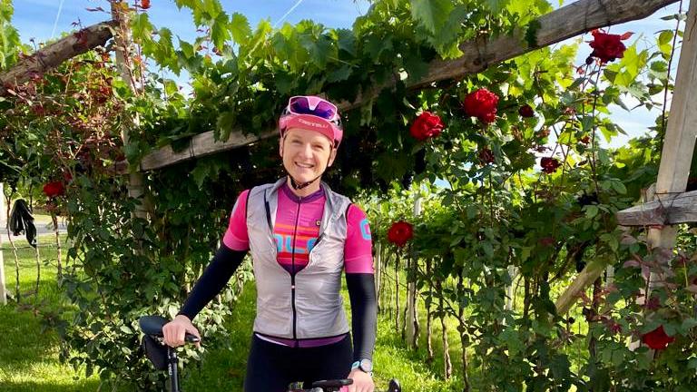 Stücker mit Ihrem Triathlon-Rad im vergangenen Sommer. Hier wird sie im Wettkampf die meiste Zeit verbringen. Stücker mit Ihrem Triathlon-Rad im vergangenen Sommer. Hier wird sie im Wettkampf die meiste Zeit verbringen.