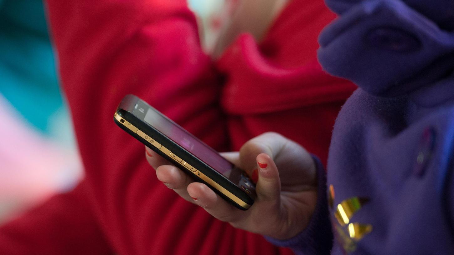 Chatten, spielen, Filme teilen: Der Umgang mit dem Smartphone ist für junge Menschen eine Selbstverständlichkeit. Nicht immer sind ihnen allerdings die Risiken bewusst.