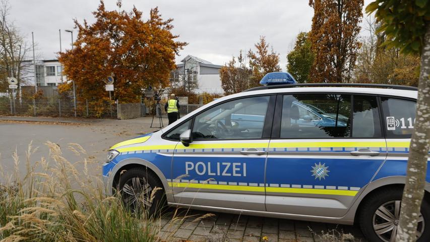 Der anonyme Anruf war um kurz nach 12 Uhr bei der Polizei eingegangen. Mehrere Streifen der Inspektionen Stein und Zirndorf sowie ein Zug des USK Mittelfranken fuhren zu der Schule in Oberasbach im Landkreis Fürth.