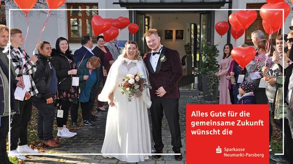 Im Deutschordensschloss von Postbauer-Heng haben sich Nadine Pühl und David Jankowsky im Beisein ihrer Familie das Ja-Wort gegeben. Kennengelernt haben sich die 26- jährige Sozialbetreuerin aus Postbauer-Heng und die 21-jährige Fachkraft für Lagerlogistik aus Iserlohn über ein Onlinecomputerspiel. Seit ihrem ersten Treffen 2019 in Iserlohn sind sie ein Paar. Sie werden Anfang Dezember Eltern einer kleinen Tochter. Vor dem Schloss wartete ein langes Spalier von Freunden und den Familien auf die Neuvermählten. Alle waren ausgestattet mit roten Herzluftballons mit Karten mit den besten Wünschen für die Zukunft des Brautpaares, die sie steigen ließen. Nach einem Sektempfang am Brunnen ging es zum Feiern ins Elternhaus von Nadine. Zurzeit wohnen die Frischvermählten noch in Iserlohn, aber es steht bald schon der Umzug nach Postbauer-Heng an.