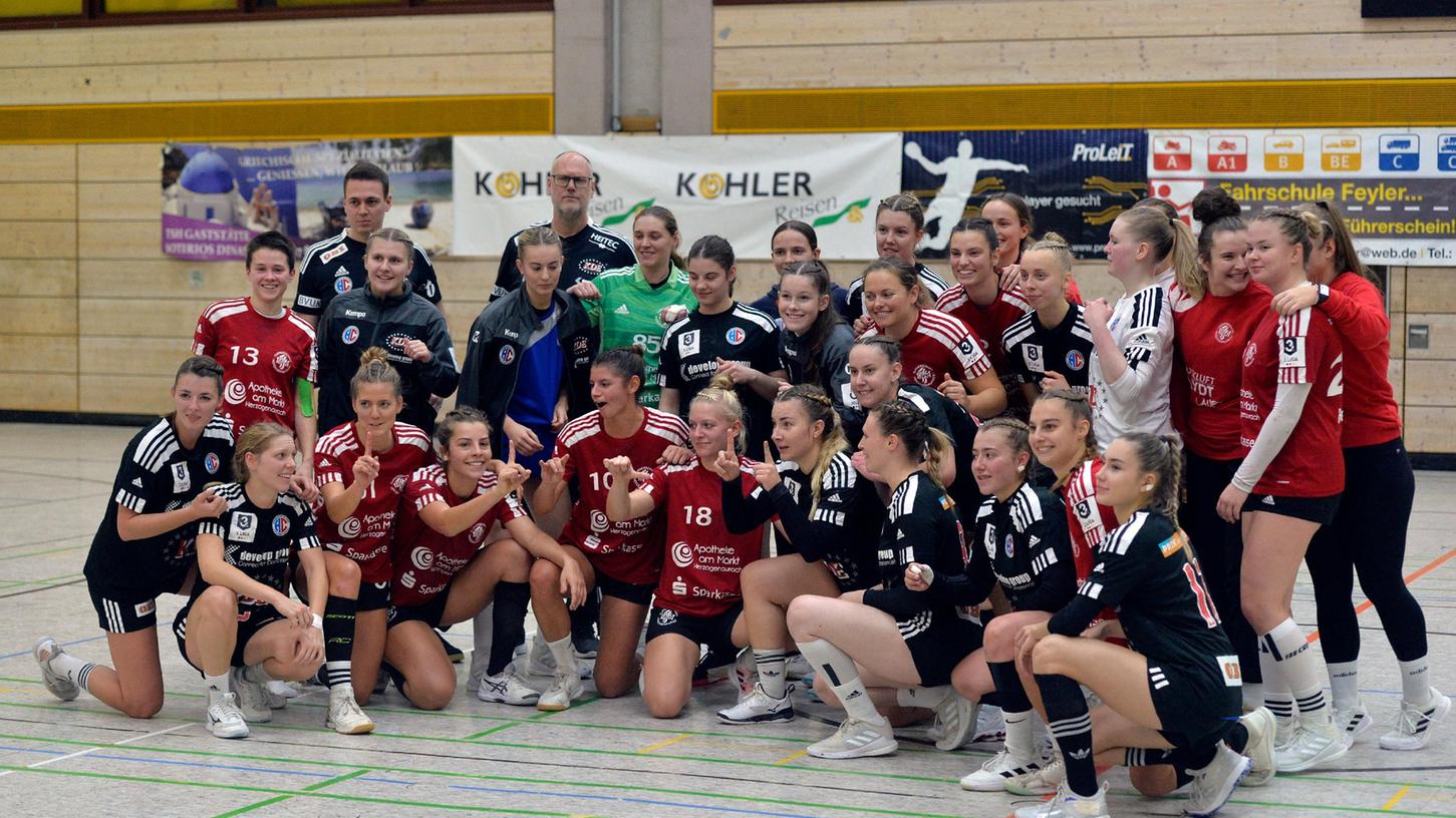 Ein Foto, zwei Teams: Nach dem Derby zeigen die fränkischen Drittliga-Handballerinnen, dass sie nur während des Spiels wirklich Rivalinnen sind.   