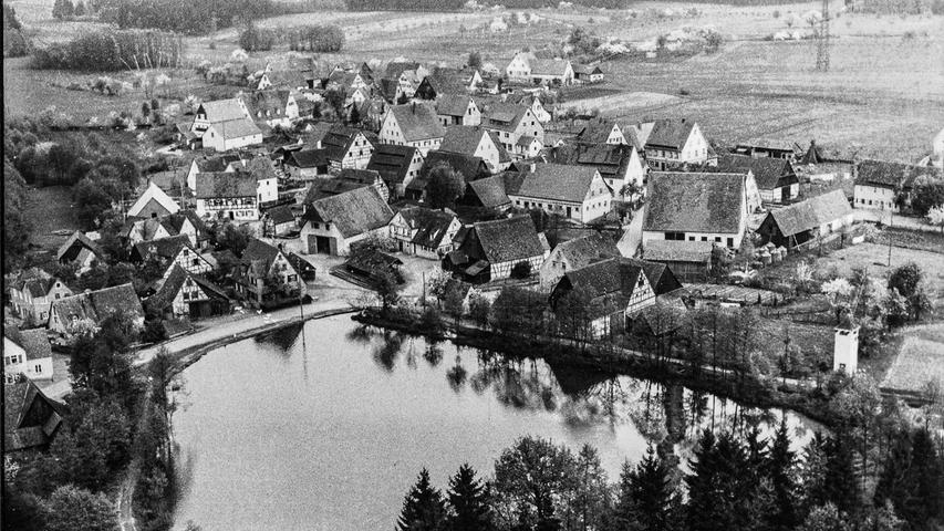 Luftbilder - hier der Mühlweiher, der als Stauweiher die Mühle in der Müllerstraße antrieb - sind neu in der Dorfchronik.
