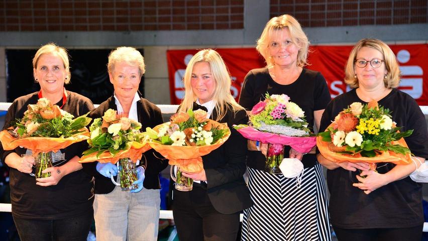 Blumen für die Frauen: Der Boxclub Weißenburg als Ausrichter der Meisterschaften ehrte Sabine Bengel, Dr. Uta Kattelhöhn, Simone Pauckner, Babette Nowotny und Melanie Stettinger für deren Einsatz für den Boxsport und bei der Veranstaltung.  