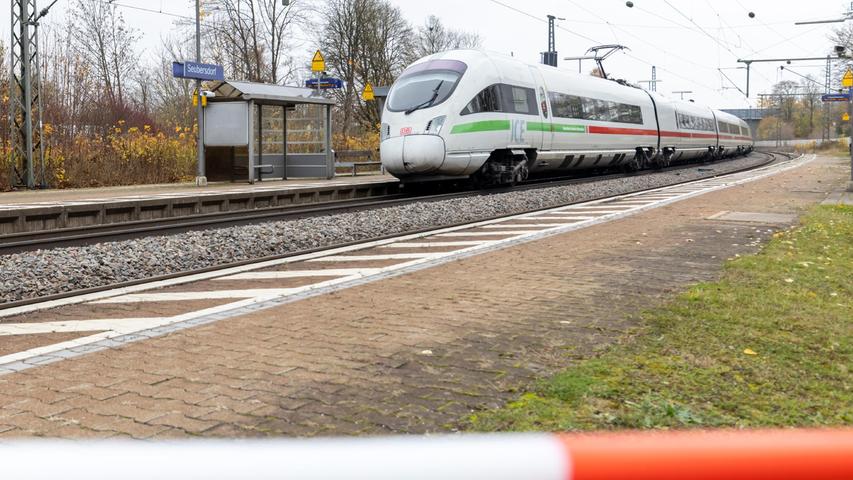 Bei der Messerattacke im ICE Passau-Hamburg waren am Samstag, 6. November 2021, mehrere Menschen schwer verletzt worden. Der Täter wurde bei einem Großeinsatz der Polizei in Höhe des Bahnhofs Seubersdorf festgenommen.