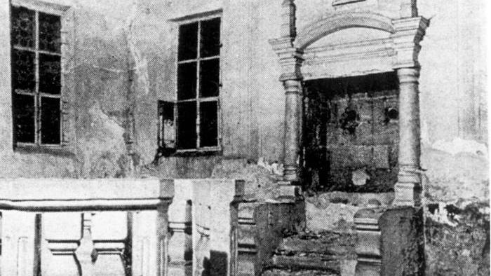 Die Synagoge in Roth wurde beim von den Nazis „Reichskristallnacht“ genannten Pogrom schwer demoliert.
 
