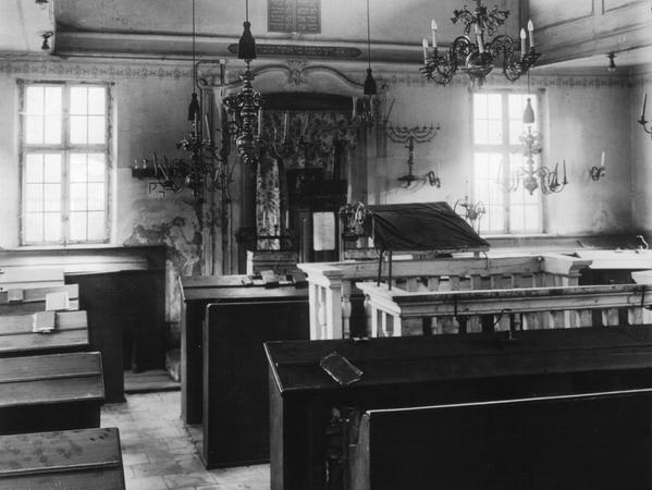 So sah die Schwabacher Synagoge innen aus. Das Haus wurde noch vor der Pogromnacht an eine Brauerei verkauft und wohl deshalb nicht zerstört.
 
