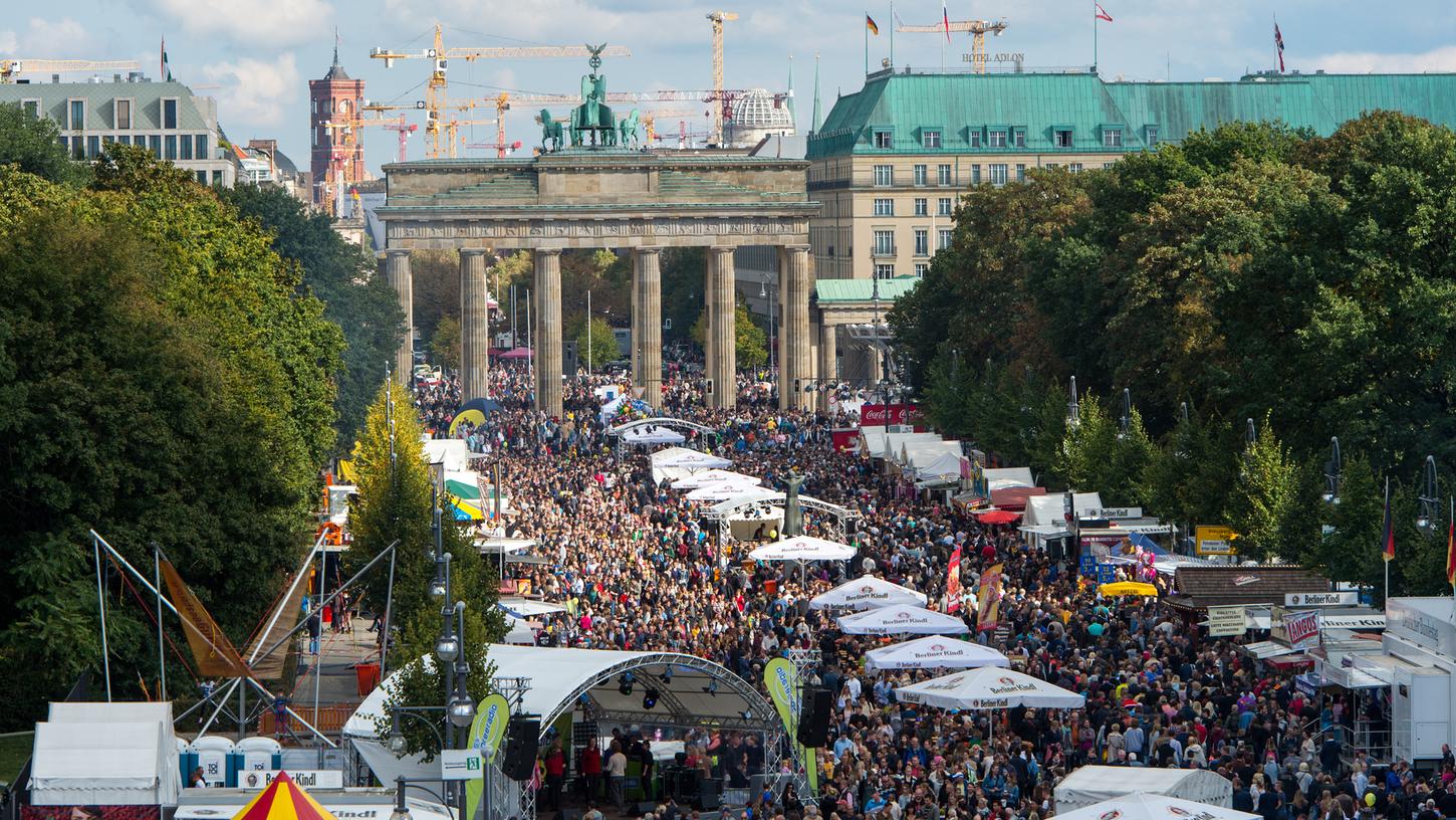 Tausende Menschen besuchen das Fest zum Tag der Deutschen Einheit vor dem Brandenburger Tor.
