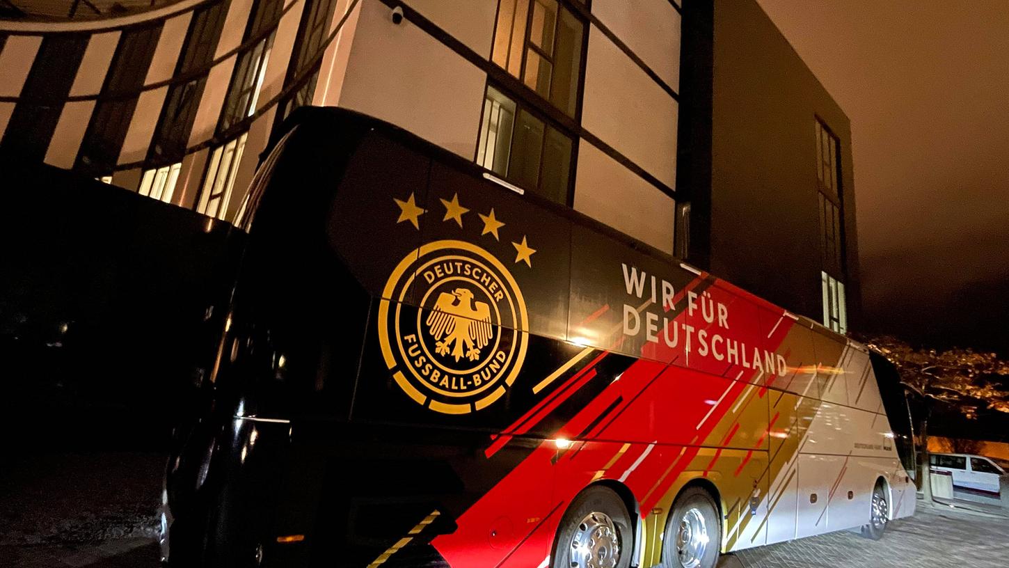 Schon kurz nach der Ankunft im Hotel muss Hansi Flick fünf Spieler in Quarantäne schicken.
Schon kurz nach der Ankunft im Hotel muss Hansi Flick fünf Spieler in Quarantäne schicken.