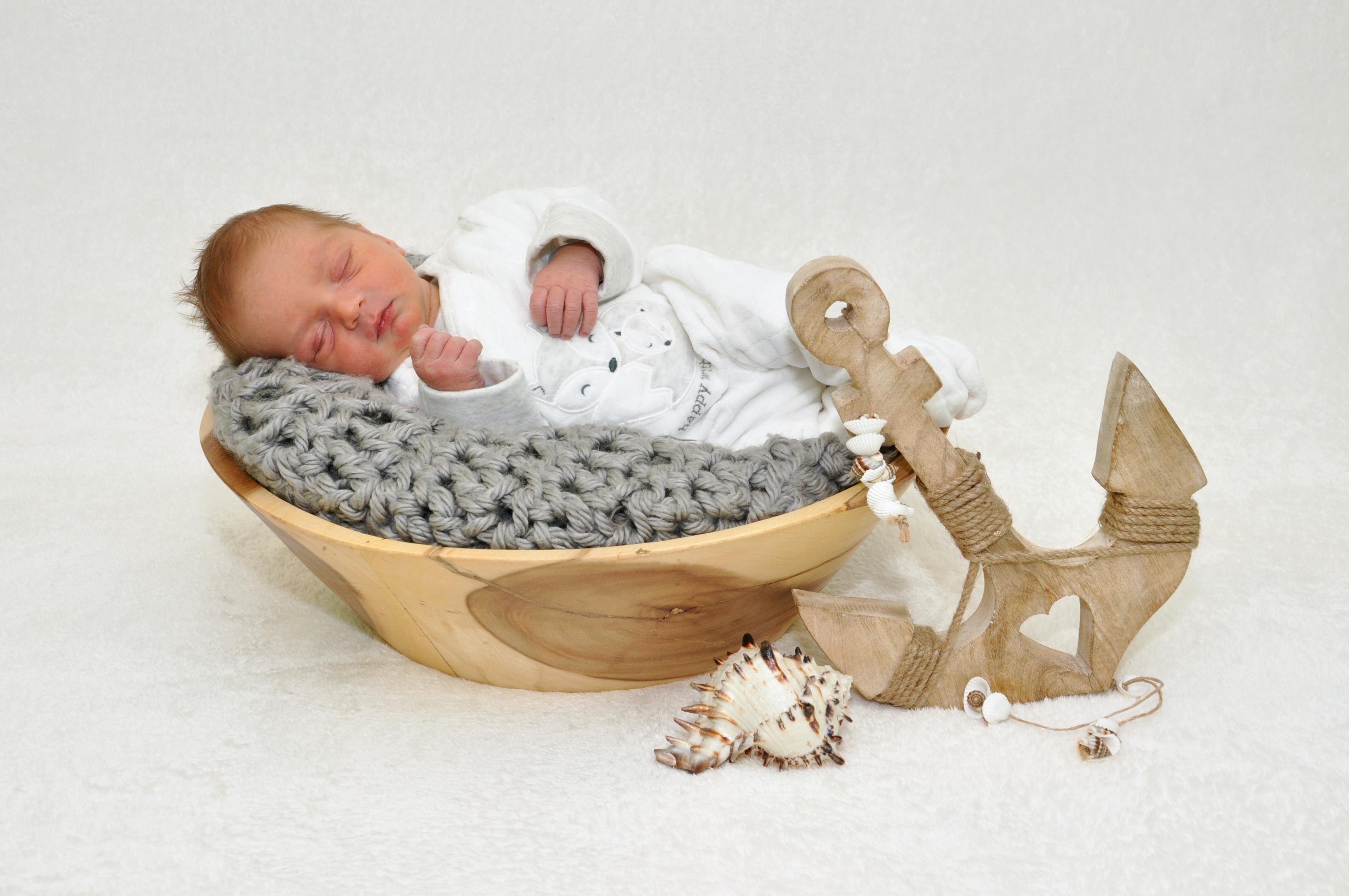 Friedlich schlummernd lässt der kleine Alessio sich ablichten. Er ist am 6. November mit einer Größe von 55 Zentimetern und einem Gewicht von 3000 Gramm geboren.