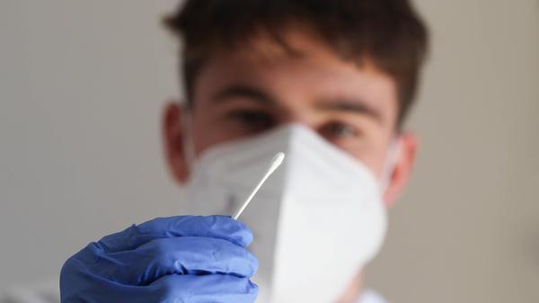 Freiburg Themenbild - Coronavirus, Covid, Nasenabstrich beim Doktor, Hausarzt in der Arztpraxis Themenbild - Coronaviru