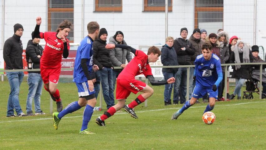 Das Spitzenspiel als einseitige Angelegenheit: Der SV Alesheim (in Blau) setzte sich gegen den SV Großweingarten souverän mit 5:0 durch und übernahm die Tabellenführung.
