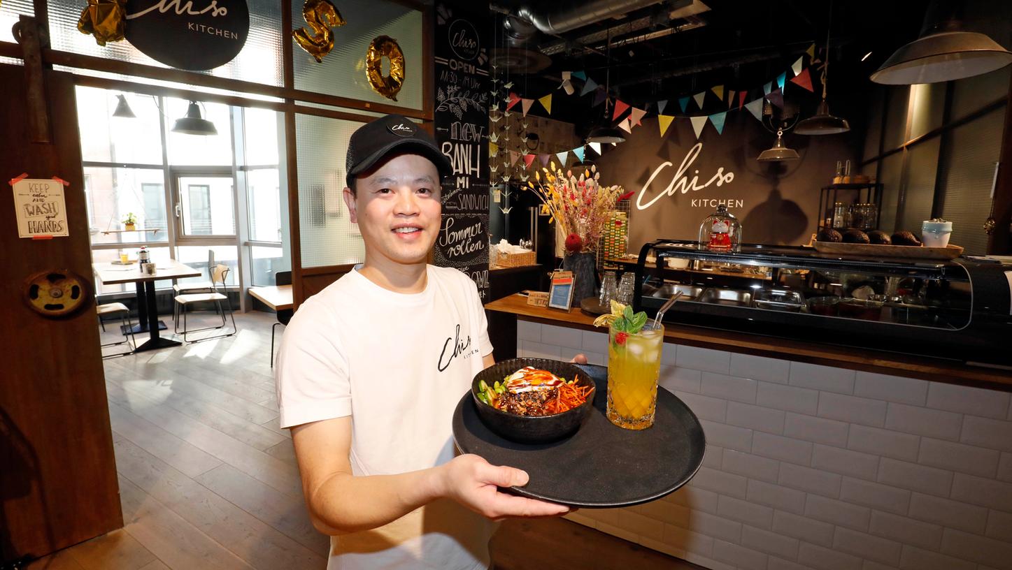 Thien Bin Long lebt die Kochkultur seiner Familie - im Wormland in Nürnbergs Innenstadt betreibt er Chiso Kitchen seit 2018. Die Soßen sind hausgemacht, er verzichtet auf Industriezucker und ersetzt es durch natürliche Süße wie Honig oder Agavendicksaft.