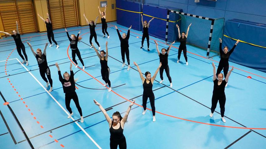Die sportlichen Frauen der Faschingsgesellschaft Buchnesia trainieren hart dafür, dass die Choreographie stimmt.