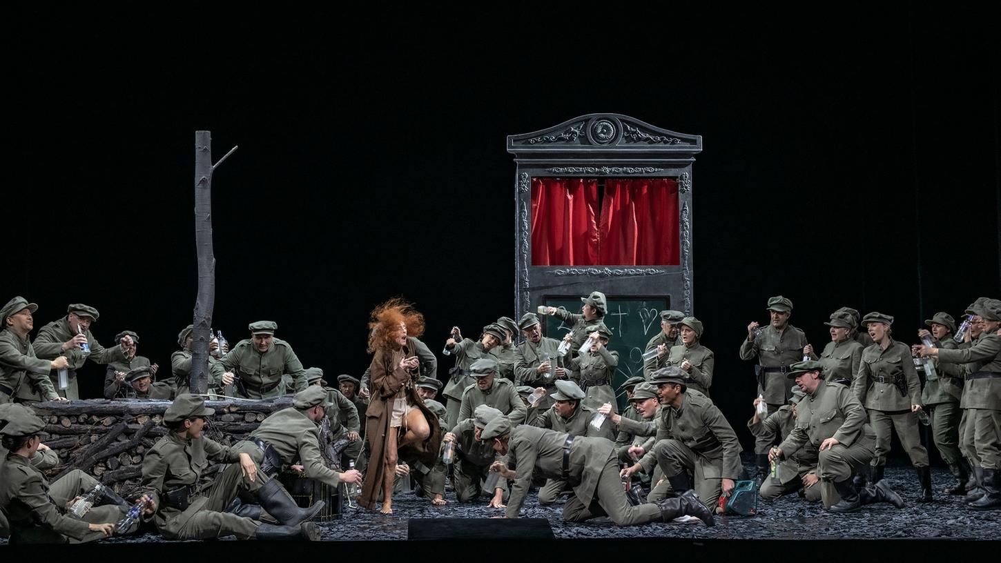 Mit einem Kasperltheater will Peter Konwitschny im "Troubadour" Distanz zwischen den Figuren und ihren Leidenschaften schaffen.