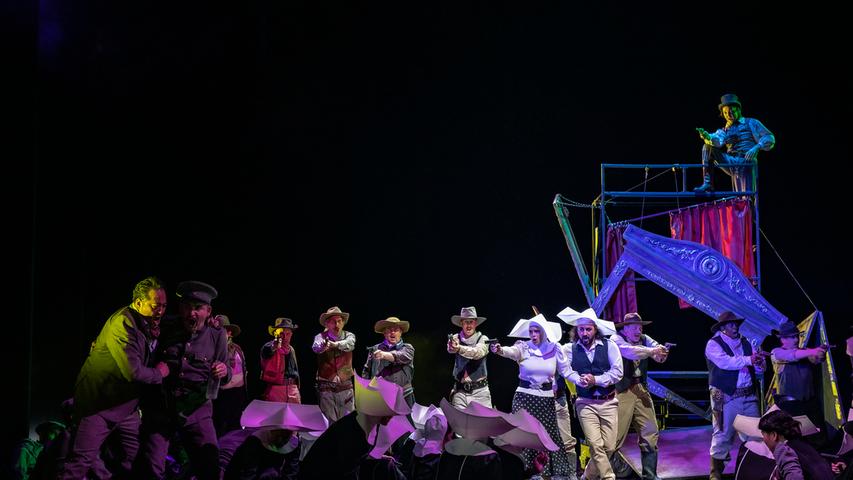 Auch schrille Kostüme bietet die Peter Konwitschnys Inszenierung von Verdis "Troubadour".