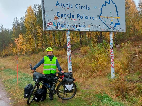 Als Lea den Polarkreis erreicht, ist ein Foto natürlich Pflicht. Mit Satteltaschen wiegt ihr Fahrrad übrigens mehr als 50 Kilo.  