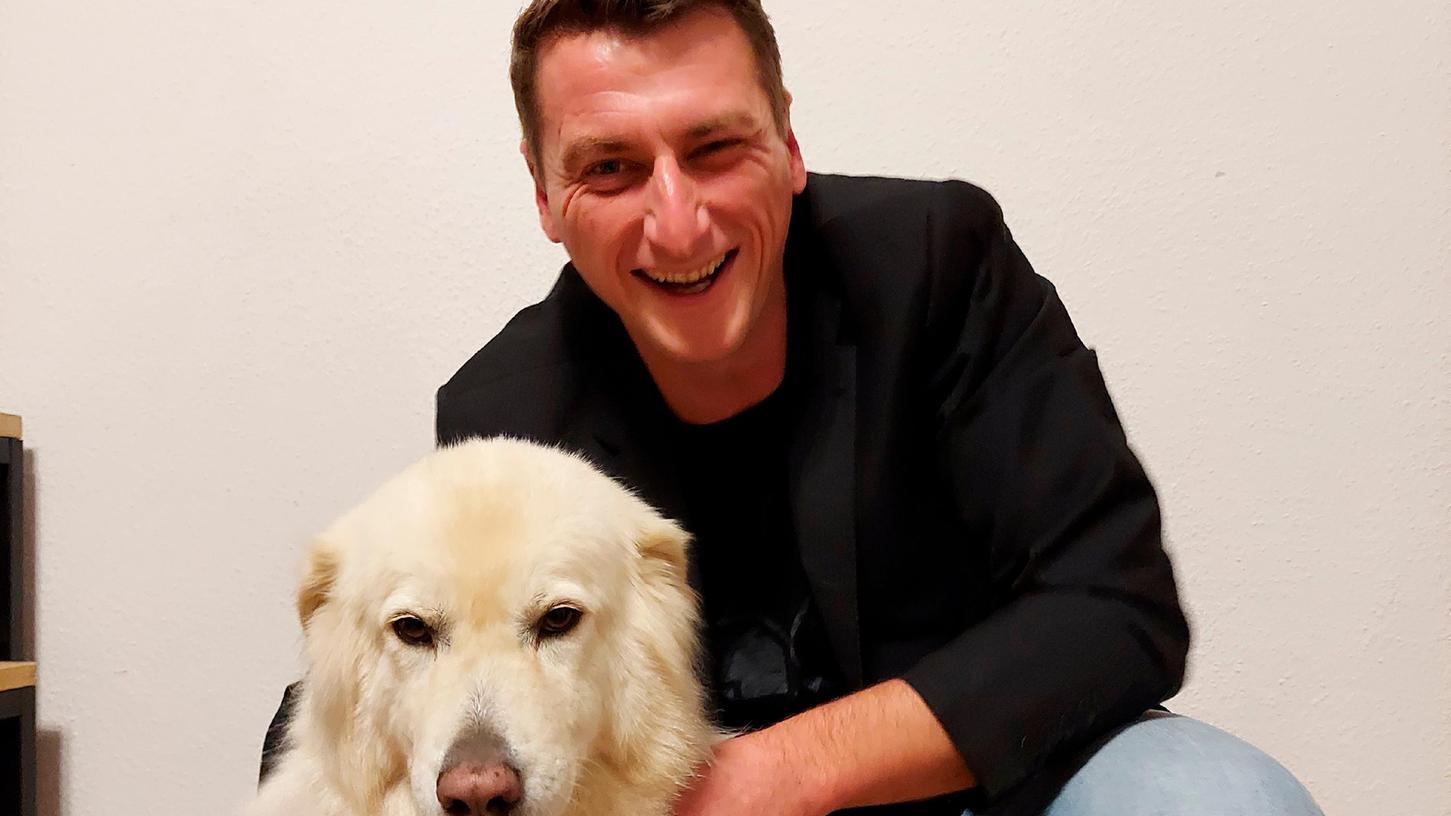 Florian Weber - hier mit seiner Hündin Pucci - will für Die Partei als Bürgermeister-Kandidat in Roth antreten.
Florian Weber - hier mit seiner Hündin Pucci - will für Die Partei als Bürgermeister-Kandidat in Roth antreten.