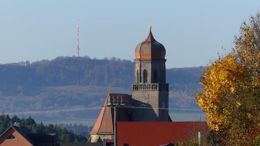 Die Aufnahme von Großlellenfeld vor dem Hesselberg zeigt, was den Herbst ausmacht, wenn die Sonne scheint. Die satten Farben der Blätter kommen nochmal ganz anders zur Geltung. 