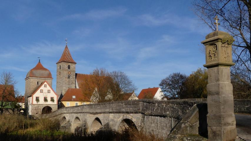 Auch in Ornbau ist die kalte Jahreszeit eingezogen. Diese Aufnahme zeigt die Altmühlbrücke. 