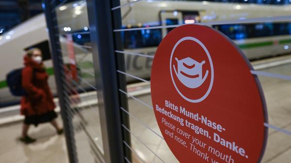 Seit dem 24. November gilt in allen öffentlichen Verkehrsmitteln - ob Nah- oder Fernverkehr - 3G und FFP2-Maskenpflicht. Auch der touristische Bahn- und Reisebusverkehr wird seit dem 1. Dezember wie der ÖPNV behandelt (3G und keine Kapazitätsgrenze). Diese Regel wurde beibehalten.