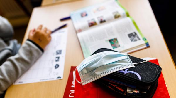 In Schulen und Kitas bleibt es bei regelmäßigen Tests. An Schulen gibt es zudem eine Maskenpflicht. In den Jahrgangsstufen eins bis vier reicht eine Stoffmaske, alle anderen Schüler müssen mindestens eine medizinische Maske tragen. Schülerinnen und Schüler müssen in Innenräumen von Horten analog zur Schule eine Stoff- oder medizinische Maske tragen.